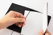 Load image into Gallery viewer, TRAVELER’S notebook/ PASSPORT size/ BLACK

