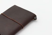 Cargar imagen en el visor de la galería, TRAVELER’S notebook/ PASSPORT size/ BROWN
