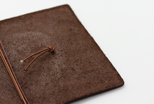 Cargar imagen en el visor de la galería, TRAVELER’S notebook/ PASSPORT size/ BROWN
