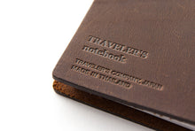 Cargar imagen en el visor de la galería, TRAVELER’S notebook/ PASSPORT size/ BROWN
