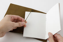 Cargar imagen en el visor de la galería, TRAVELER’S notebook/ PASSPORT size/ OLIVE
