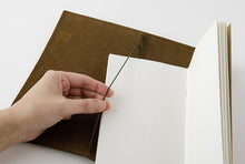 Załaduj obraz do przeglądarki galerii, Traveler's notebook/ Regular size/ OLIVE
